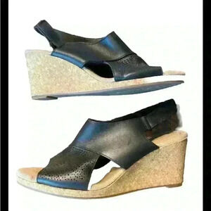 Clarks Ultimate Comfort Collection Wedge Sandals Size 9M  Black Leather